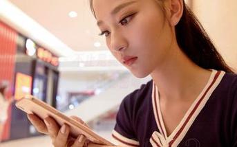 AISS爱丝(黄金版) - 不止是美照！欣杨街角的写真，壁纸里藏着小秘密呢。