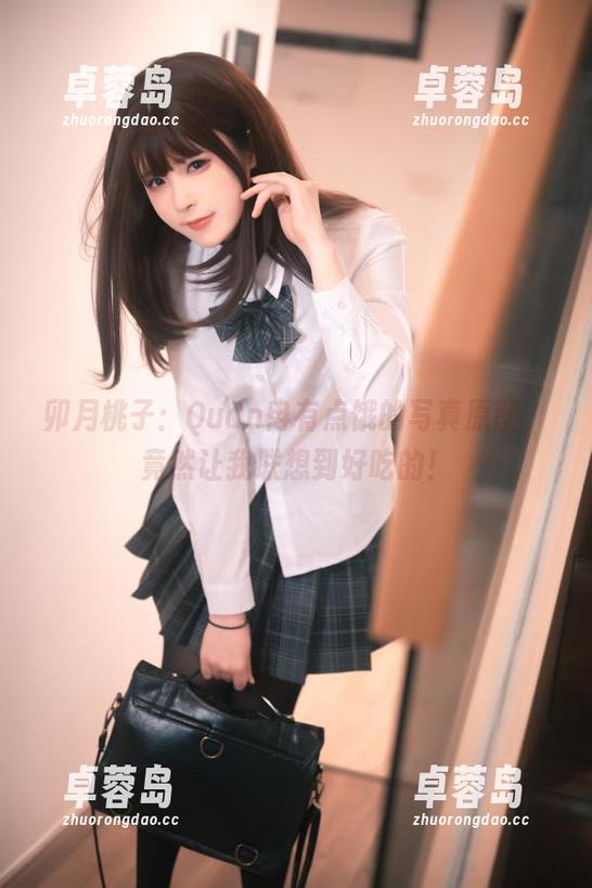 卯月桃子：Quan冉有点饿的写真原图，竟然让我联想到好吃的！-卓蓉岛