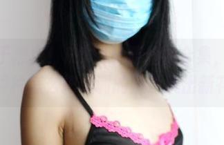 不止于黑色！ROSI长筒丝袜合集，看看这些照片怎么把单调的黑色玩出新花样。