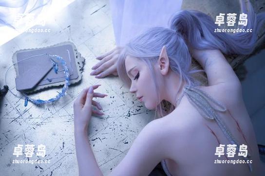 Sayathefox圣诞节特莉丝写真：到底是她在招寒，还是她身上的暖意让人心醉？-卓蓉岛
