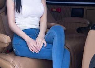 Xiuren秀人网 - 妮儿Bluelabel的灰丝私房美图，柔软的气息让人心跳加速！