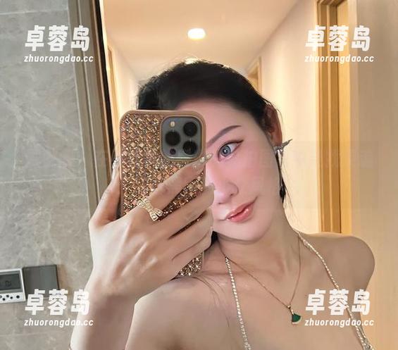 微密圈 - 在不爱笑的赛琳的私拍图包中寻找灵魂：钻石黑网的小众风格-卓蓉岛