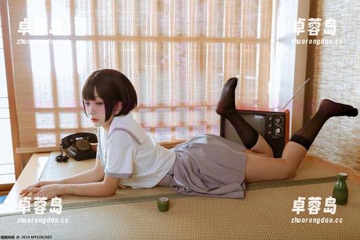 照片中，喵糖映画的猫儿女仆双马尾少女，温柔的眼神和俏皮的姿态，真是让人太想走近了。-卓蓉岛