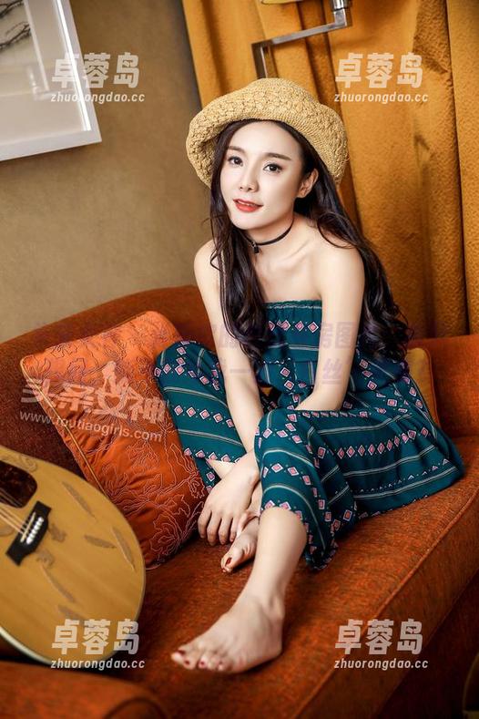 头条女神 - 张蓝欣的白丝私房图片：我只想问，能不能给我一波‘白丝’灵感？-卓蓉岛