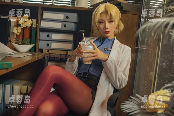 打开如月灰的写真福利宝盒，六花B由你来解锁！-卓蓉岛