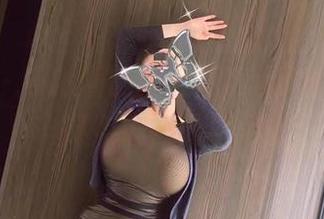微密圈 - 小芯酱的护士私房写真，融合温暖与微妙的禁忌