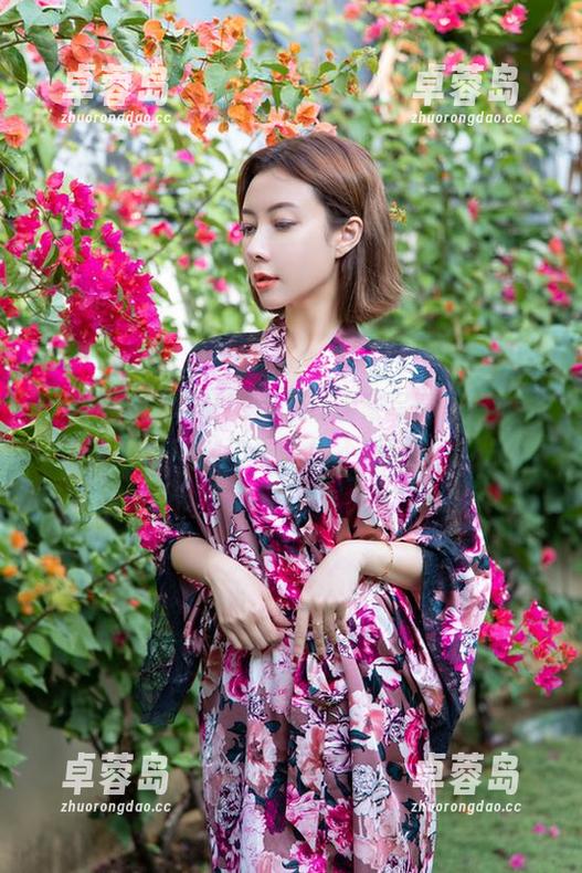 微密圈 - 果儿Victoria居家写真集：阳光透过窗帘，仿佛一场不在意的春光-卓蓉岛