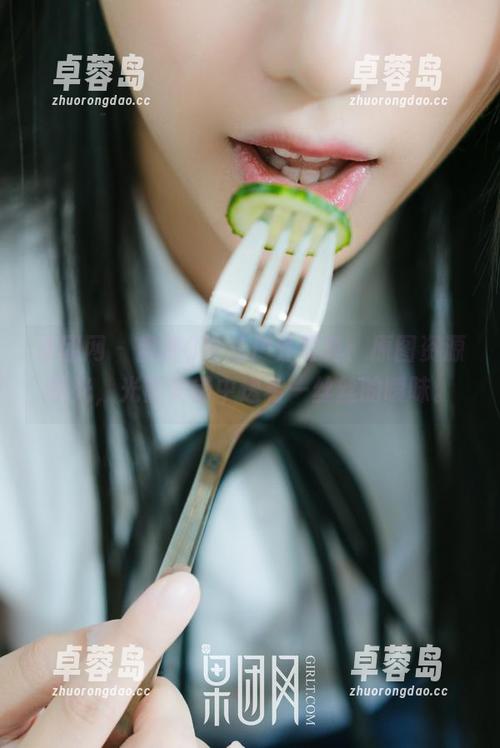 果团网 - 蜜桃Q妹儿户外写真：原图资源曝光，光影交错中透着一丝丝的暧昧。-卓蓉岛