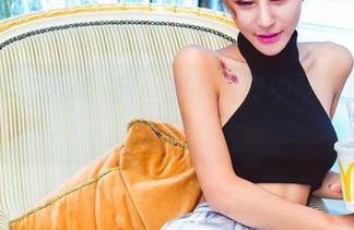 果团网 - 看龚玥菲，秘书写真中的福利时刻！
