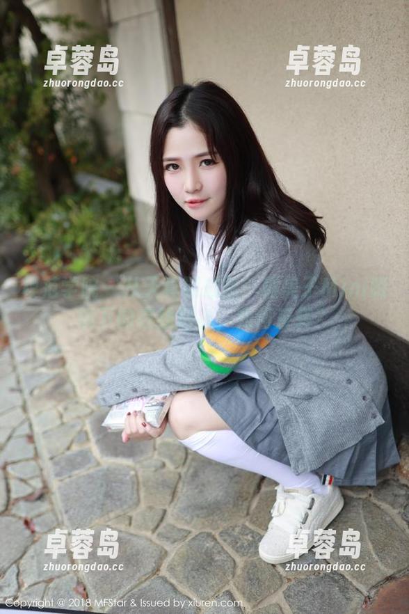模范学院 - 从天真到成熟：糯美子Mini眼镜下的在线形象，如何反转？-卓蓉岛