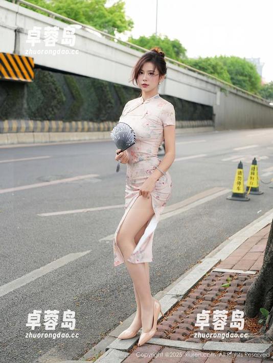 秀人网 - 凌希儿最新写真，甜心在微风中翩翩起舞，是我心里的那道光。-卓蓉岛