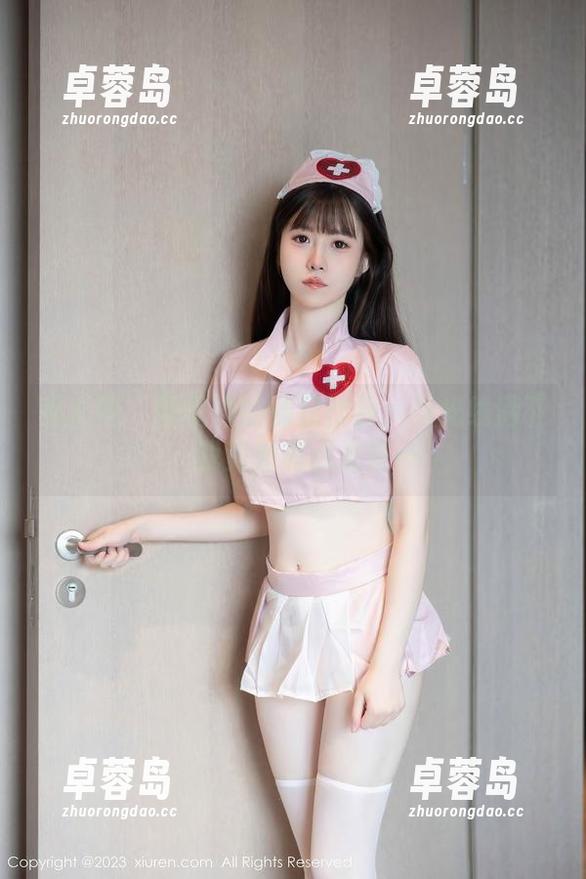 秀人网 - 圆圆酱的裸足作品：当光线洒下，我竟然有点发晕…-卓蓉岛