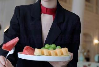 秀人网 - “小蛮妖yummy海边”：阳光、沙粒与她的作品集，赶紧更新一下吧！