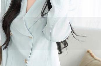 秀人网 - 图册里的海风轻拂，林文文yooki在海边似乎也在偷懒
