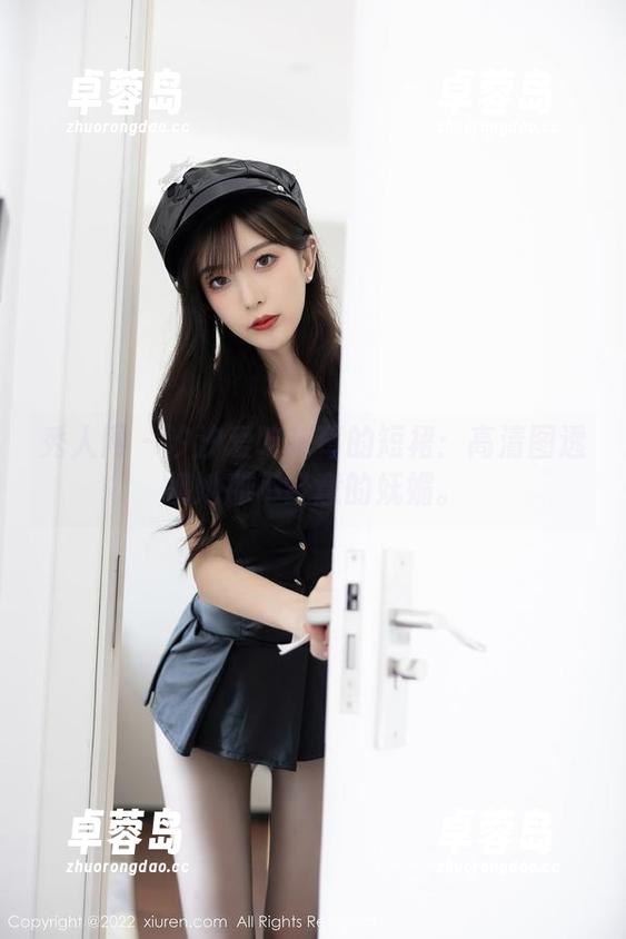 秀人网 - 汐汐爱吃草莓的短裙：高清图透视她那不经意的妩媚。-卓蓉岛