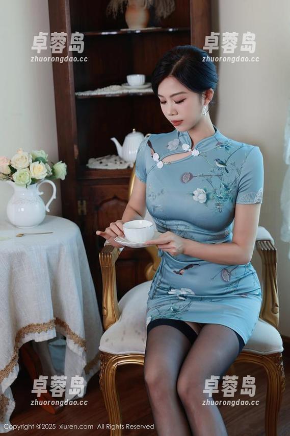 秀人网 - 天台上的颠覆一刻：顾楚楚作品中那些耐人寻味的瞬间。-卓蓉岛