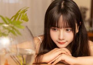 看！秋山AkI的私拍美脚套图，仿佛在向你低语！