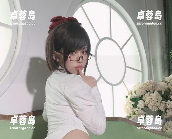 芊川一笑MNK的新约会：抓住学长的那些瞬间写真集-卓蓉岛
