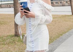 魔镜街拍 - 婷婷的时尚秘籍：一条白色吊带连衣裙与完美黑丝，写真合集你值得拥有！