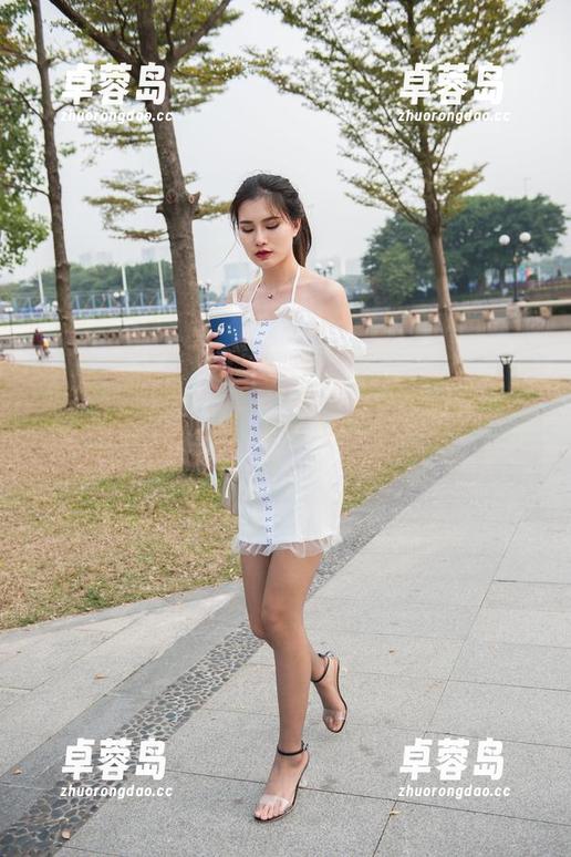 魔镜街拍 - 婷婷的时尚秘籍：一条白色吊带连衣裙与完美黑丝，写真合集你值得拥有！-卓蓉岛