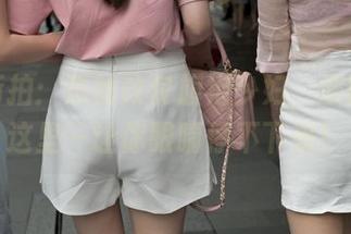 魔镜街拍：黑丝改良旗袍少妇，原图就在这里—让你眼睛停不下来！