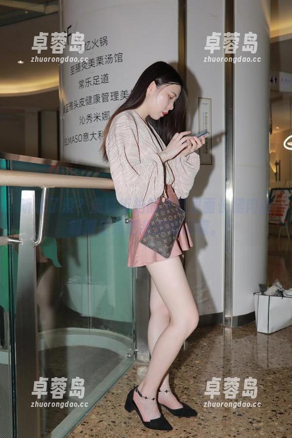 听说了没？魔镜街拍的原图里面长腿肉丝制服差点把我眼睛闪瞎。-卓蓉岛